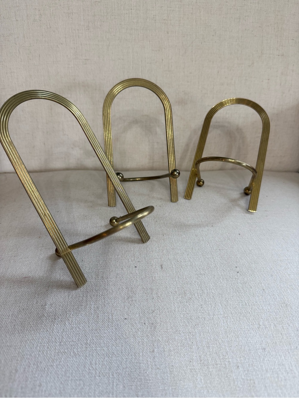 Vintage Brass Tone Ribbed Wire Plate Display Easel Stands Set of 3